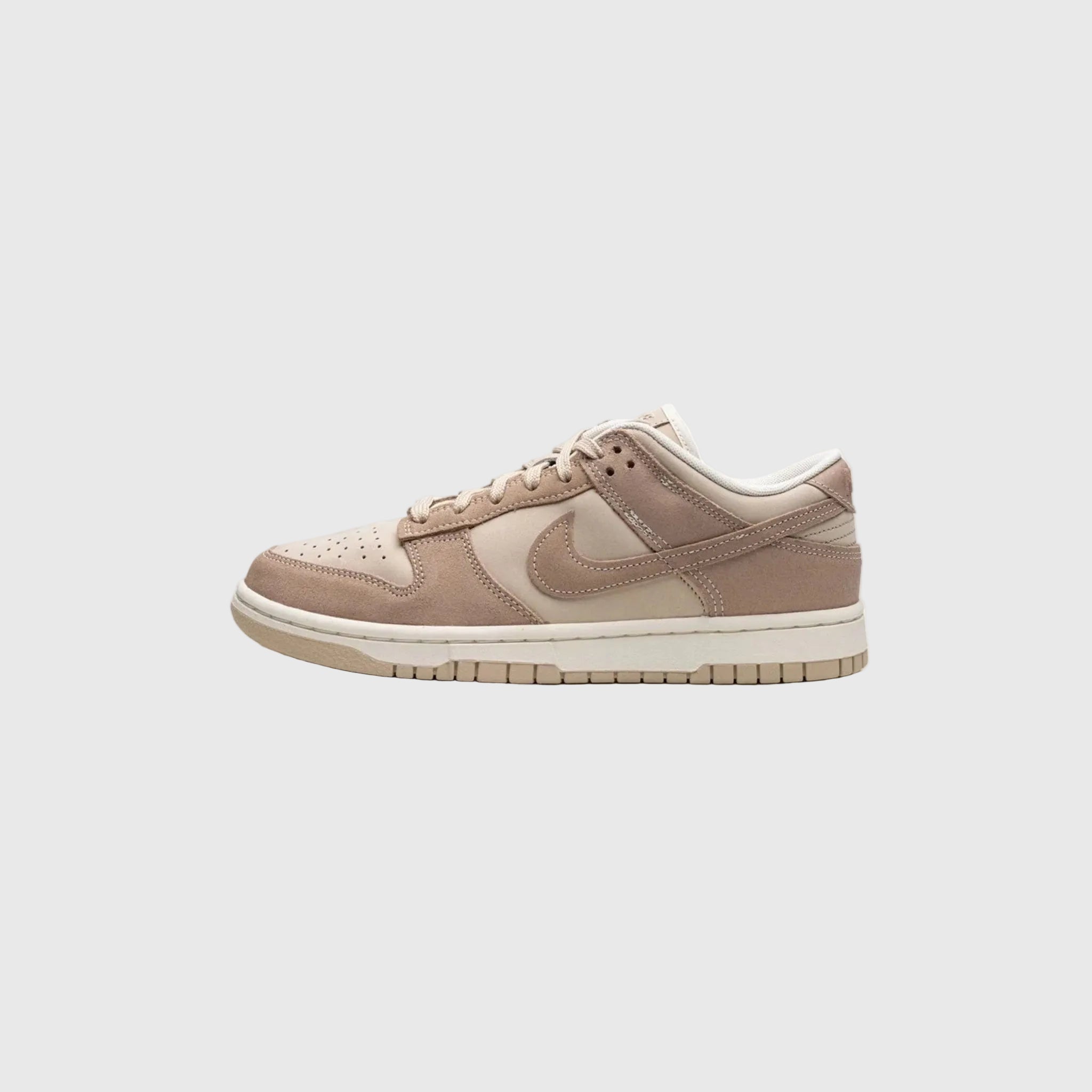 7718_nike-dunk-low-se-sanddrift--w--111_2_-retouchee_1.jpg